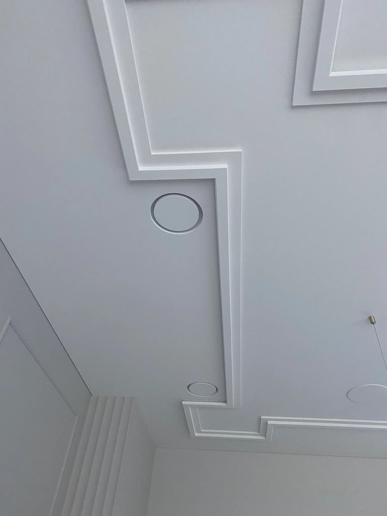Glass-walled boardroom with flush ceiling diffusers and discreet ventilation
